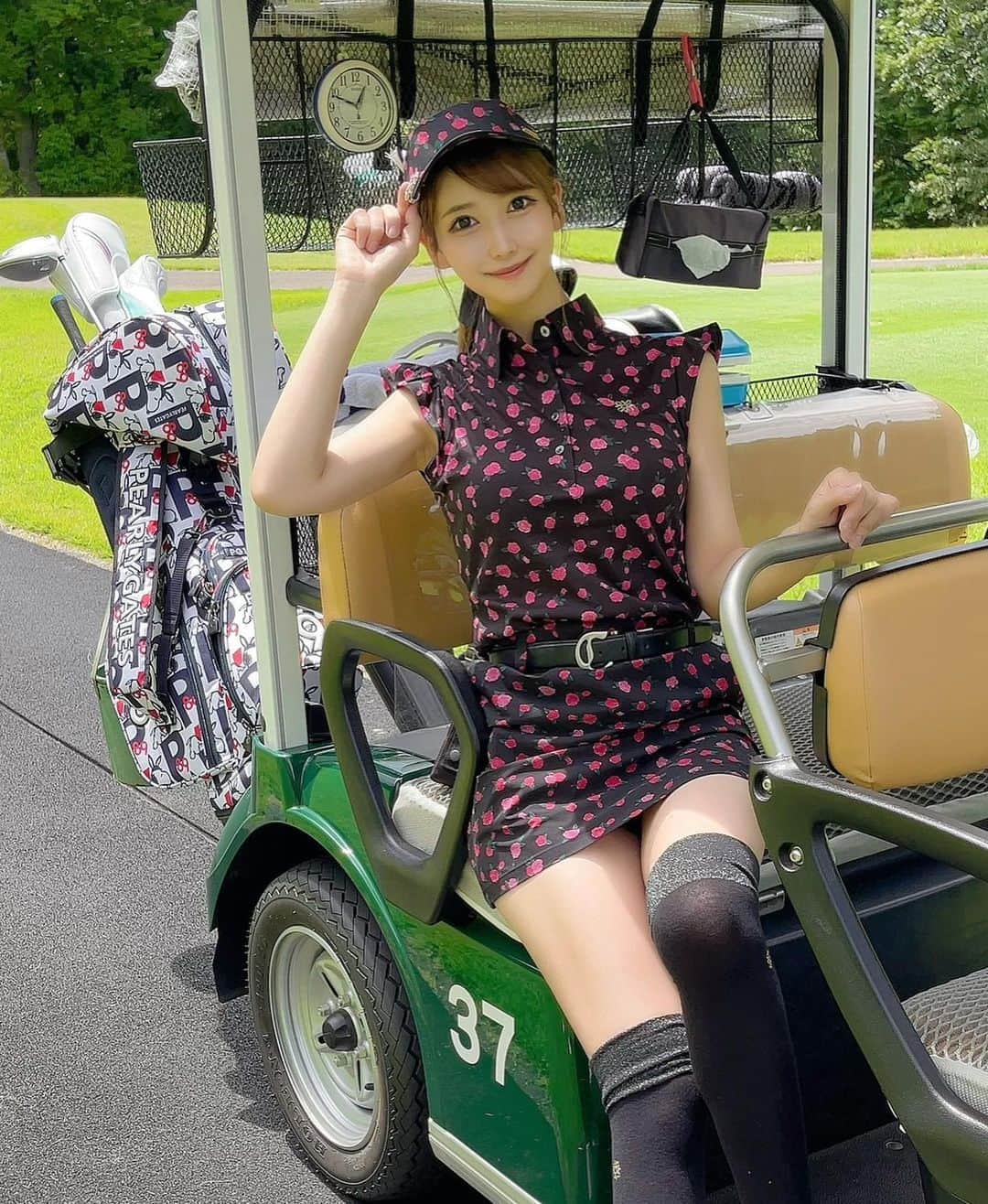 MAYUさんのインスタグラム写真 - (MAYUInstagram)「. @standrews_jp のバラのセットアップ🌹💕 これずっと着たかったの〜🌹✨ かわいい〜😆 バイザーも同じ柄だよ🌹 . 1枚目と2枚目、どっちがいいかわかんなくて両方載せちゃった🤣！ . #ゴルフ女子#ゴルフ初心者#ゴルフウェア#ゴルフコーデ#ゴルフファッション#ゴルフ好き#ゴルフ好きな人と繋がりたい#セントアンドリュース#standrews#golf#golfstagram#golfwear#golfgirl#golflife」6月15日 20時10分 - mayu.kina_golf
