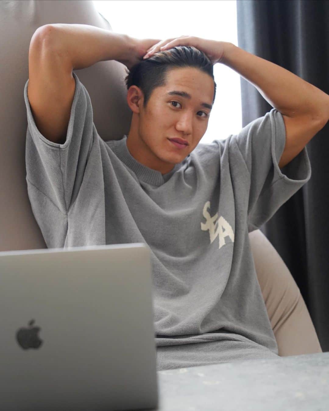 荒井陸さんのインスタグラム写真 - (荒井陸Instagram)「rainy season🌧💫🌫  #chillout #relaxtime #alonetime  #windandsea #nestwell #apple #macbook  #yogiboのある生活 #yogibo #dayoff #rainyday」6月15日 20時21分 - a2desu