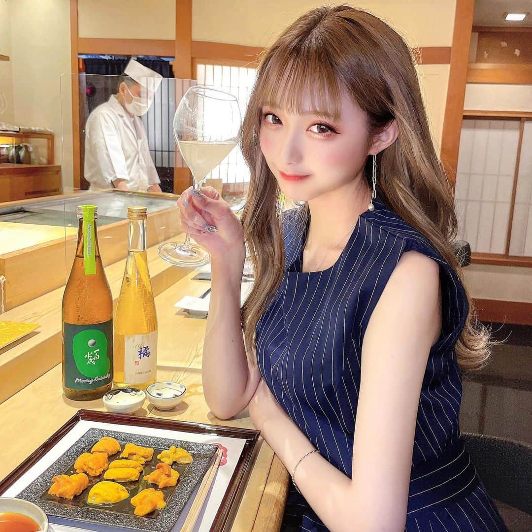 あやちゃんさんのインスタグラム写真 - (あやちゃんInstagram)「幸せの時間🍣💕 スライド是非見て欲しい✨ ほんとにコースの量も多くて 満足度めちゃくちゃに高いです🙏🤍 ウニ9種食べ比べに日本酒をペアリングしていただいた🤤ウニ好きの私はもう天に召されたよね🥺🥺  贅沢なひと時を過ごさせていただきました🤍 @ginza_sushi_oumi   この日は @spicaglow のセットアップを着たよ♡ ちゃんとした場所やランチ、ディナーに着てもいいし場所選ばす着られる万能な一着🙏🤍 1000円offになるから是非使ってね ♡ コード fsg373 ♡  #鮨青梅 #鮨 #銀座グルメ #銀座ディナー #銀座カフェ #銀座 #東京グルメ #東京 #東京ディナー #おすし #お寿司 #ウニ #雲丹 #デートスポット #今日のコーデ #今日の夕食 #女子会 #ディナー #spicaglow #spicaglowstyl」6月15日 20時22分 - aya.you.love.r