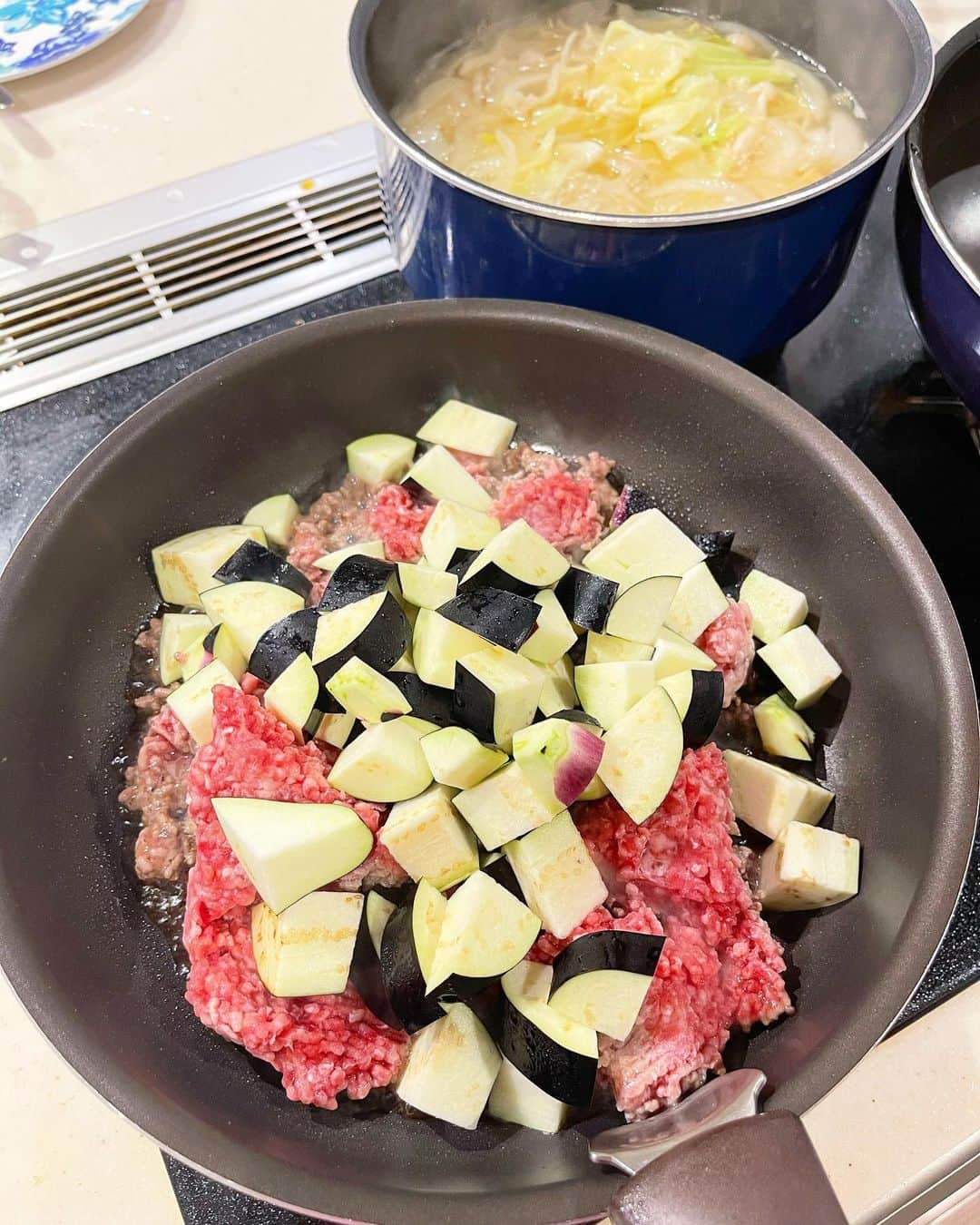 みきママさんのインスタグラム写真 - (みきママInstagram)「【ナスの美味しい食べ方です！！】  杏ちゃん、1年生です。茄子が苦手です🍆😭💦  茄子を美味しく食べさせたい‼️あれしかないか‼️  ナスのミートソースです✨トマト缶がなくても、薄力粉をまぶさなくても作れる、パスタによくからむミートソースです✨レシピは外食本に載っています👍  ミートソースがしみた茄子がとろける〜❗️杏ちゃんいかがですか❓緊張の一瞬です😅😅😅  杏ちゃん「茄子おいしいじゃん❗️」ってさ。  ヨッシャー‼️今日は勝負に勝ったぞ✊✊✊‼️  #みきママ　#茄子　#苦手克服　#ミートソース　#外食本　#小学1年生」6月15日 20時42分 - mikimama_official