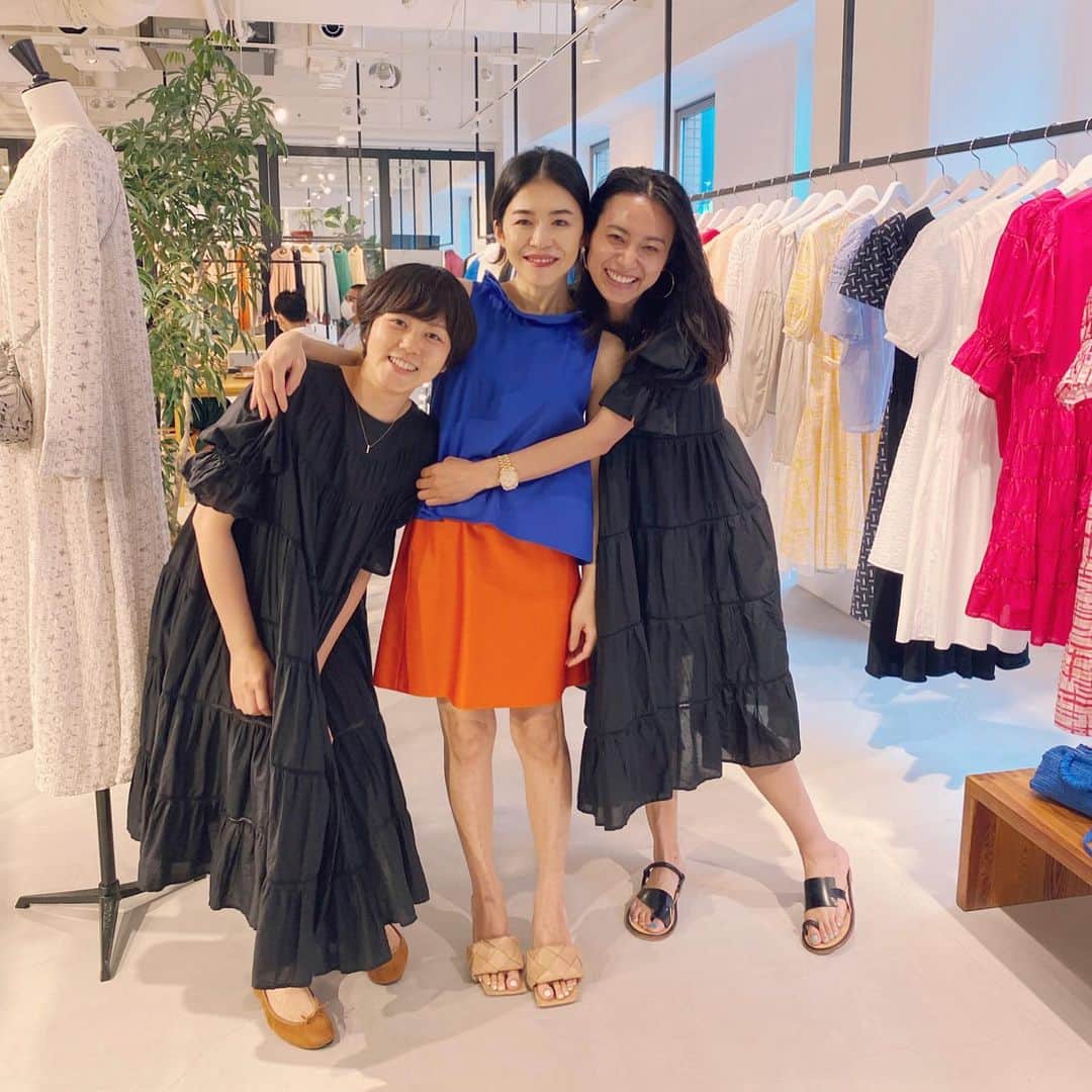 辻直子さんのインスタグラム写真 - (辻直子Instagram)「#blackdresses#👯‍♀️ @merlettenyc_jp  #このワンピース3人同じの👌🏻#楽しすぎた #ばったりってうれしい#想像してないうれしいことが起きるって#6割マシでうれしいです♡#夜の梅#虎屋の羊羹について  先月号のVERYのTシャツの撮影以来のマキサヤちゃん🌳福田ちゃん  撮影中は大好きな虎屋の羊羹✨夜の梅を 頬張り続けたわたしにツッコミがすごかった😝  あいらぶ羊羹です🥇」6月15日 20時46分 - naoko.ts
