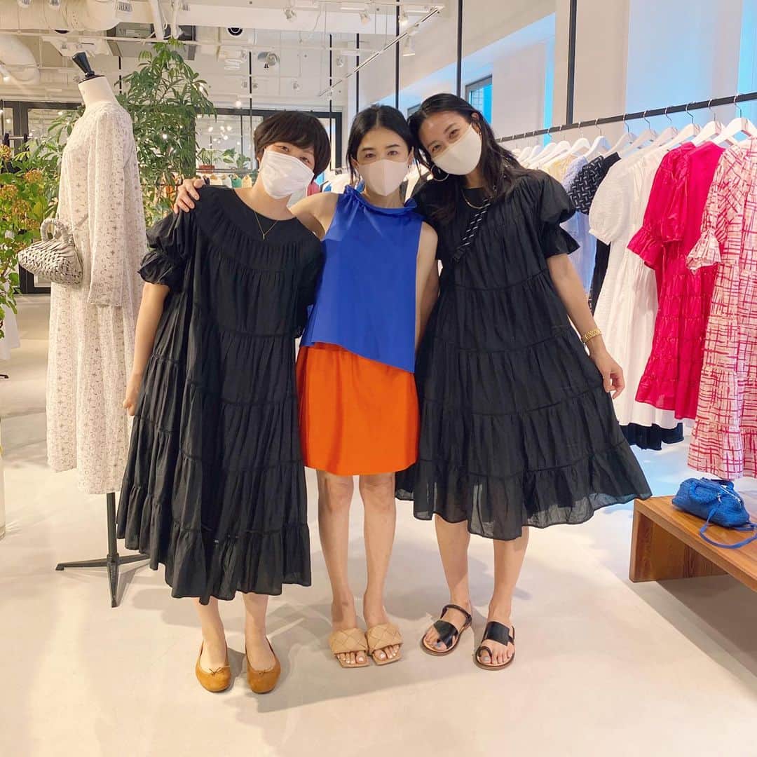 辻直子さんのインスタグラム写真 - (辻直子Instagram)「#blackdresses#👯‍♀️ @merlettenyc_jp  #このワンピース3人同じの👌🏻#楽しすぎた #ばったりってうれしい#想像してないうれしいことが起きるって#6割マシでうれしいです♡#夜の梅#虎屋の羊羹について  先月号のVERYのTシャツの撮影以来のマキサヤちゃん🌳福田ちゃん  撮影中は大好きな虎屋の羊羹✨夜の梅を 頬張り続けたわたしにツッコミがすごかった😝  あいらぶ羊羹です🥇」6月15日 20時46分 - naoko.ts