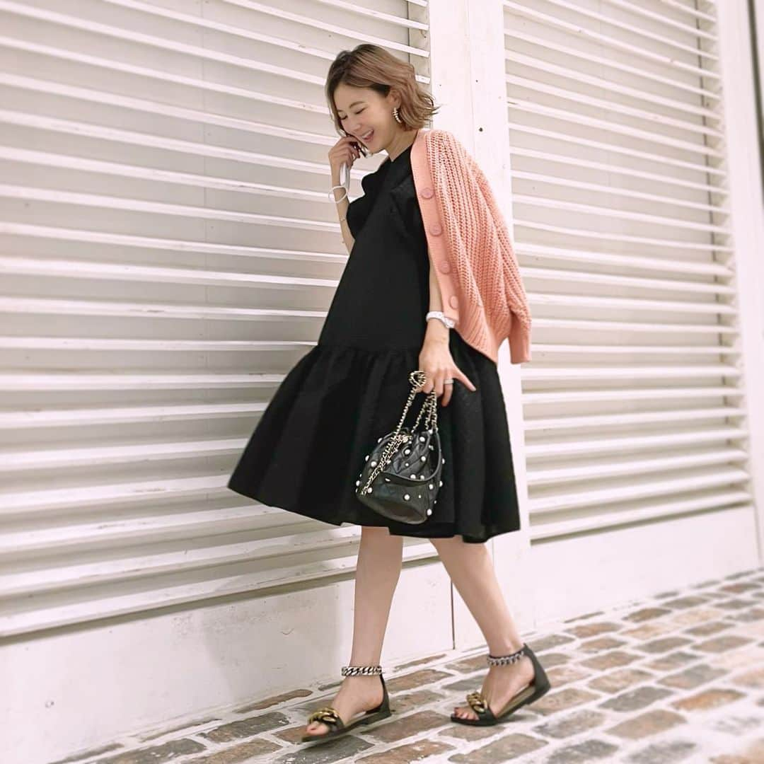 kiyomi medeirosさんのインスタグラム写真 - (kiyomi medeirosInstagram)「outfit♡  最近は短めスカートも気分です😋💕💕  cardigan…#ronherman dress…#ceciliebahnsen  sandal…#stellamccartney  bag…#chanel  #fashion#outfit#fashion#ootd#cordinate#style#ファッション#コーディネート#コーデ#ママコーデ#大人可愛いコーデ#ブラックワンピ#ピンクカーデ」6月15日 20時57分 - kiyomimedeiros