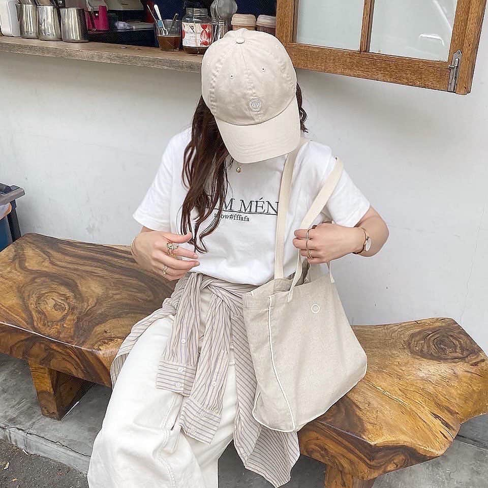 RiLiさんのインスタグラム写真 - (RiLiInstagram)「色味を統一すれば着やすい🧢⁣ 淡色女子におすすめスポーティコーデ⁣ ⁣ .⁣ 今季メジャートレンドの⁣ スポーティーコーデ。⁣ .⁣ アイテムは押さえつつ、⁣ 淡色系でまとめれば、少年っぽくなりすぎず⁣ デイリーコーデに取り入れやすい👌⁣ .⁣ キャップ、ポロシャツ、⁣ ジョガーパンツ、スニーカーなど、⁣ 淡色×スポーティーアイテムの⁣ 着こなしを参考にしてみて🙋⁣ ❣️❣️❣️⁣ RiLi.tokyoはみんなの⁣ 「なりたい」「やりたい」を応援💡⁣ .⁣ かわいいコーデやアイテム⁣ 注目スポットなどが撮れたら⁣ ハッシュタグ→#rili_tokyo を付けて投稿してね❗⁣⁣ RiLiで紹介しちゃうかも🤭⁣ ．⁣⁣ Special Thanks💋 Photo by⁣⁣ @_rimanu_318⁣ @ayanyan_2⁣ @___reimm.74⁣ @nami___grm⁣ @aka_wear__⁣ @__r_n_k_oo0⁣ @1.75m⁣ @senaaaa0309⁣ @tan___gram⁣ .⁣⁣ ♯ベージュ女子 #淡色女子 #ワントーンコーデ #淡色スポーティー #キャップコーデ #キャップ #ワンピース #ポロシャツコーデ #ポロシャツ #スニーカー #rili_tokyo #おしゃれさんと繋がりたい #お洒落さんと繋がりたい #ファッション #패션스타그램 #ootd #outfit」6月15日 21時00分 - rili.tokyo