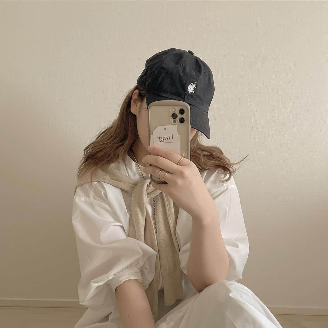 RiLiさんのインスタグラム写真 - (RiLiInstagram)「色味を統一すれば着やすい🧢⁣ 淡色女子におすすめスポーティコーデ⁣ ⁣ .⁣ 今季メジャートレンドの⁣ スポーティーコーデ。⁣ .⁣ アイテムは押さえつつ、⁣ 淡色系でまとめれば、少年っぽくなりすぎず⁣ デイリーコーデに取り入れやすい👌⁣ .⁣ キャップ、ポロシャツ、⁣ ジョガーパンツ、スニーカーなど、⁣ 淡色×スポーティーアイテムの⁣ 着こなしを参考にしてみて🙋⁣ ❣️❣️❣️⁣ RiLi.tokyoはみんなの⁣ 「なりたい」「やりたい」を応援💡⁣ .⁣ かわいいコーデやアイテム⁣ 注目スポットなどが撮れたら⁣ ハッシュタグ→#rili_tokyo を付けて投稿してね❗⁣⁣ RiLiで紹介しちゃうかも🤭⁣ ．⁣⁣ Special Thanks💋 Photo by⁣⁣ @_rimanu_318⁣ @ayanyan_2⁣ @___reimm.74⁣ @nami___grm⁣ @aka_wear__⁣ @__r_n_k_oo0⁣ @1.75m⁣ @senaaaa0309⁣ @tan___gram⁣ .⁣⁣ ♯ベージュ女子 #淡色女子 #ワントーンコーデ #淡色スポーティー #キャップコーデ #キャップ #ワンピース #ポロシャツコーデ #ポロシャツ #スニーカー #rili_tokyo #おしゃれさんと繋がりたい #お洒落さんと繋がりたい #ファッション #패션스타그램 #ootd #outfit」6月15日 21時00分 - rili.tokyo