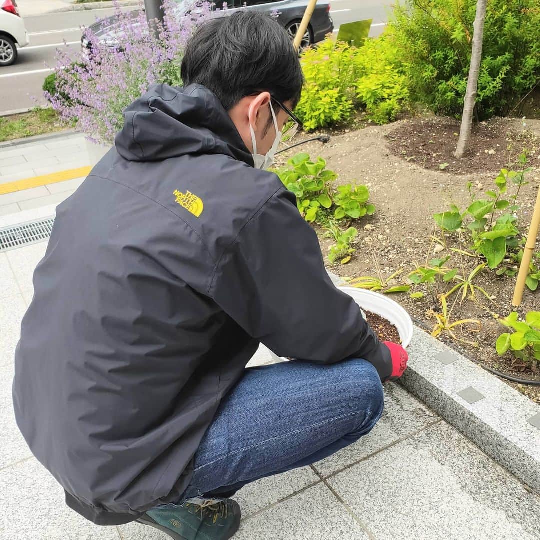 札幌テレビ「どさんこワイド朝」のインスタグラム：「放送が終わったあと、 天気担当スタッフが社前でなにやら作業を…  実はとあるプロジェクトが進行中なんです！ 近日公開予定！お楽しみに！ . . #どさんこワイド朝 #スタッフ  #新プロジェクト #進行中  #近日公開 #お楽しみに」