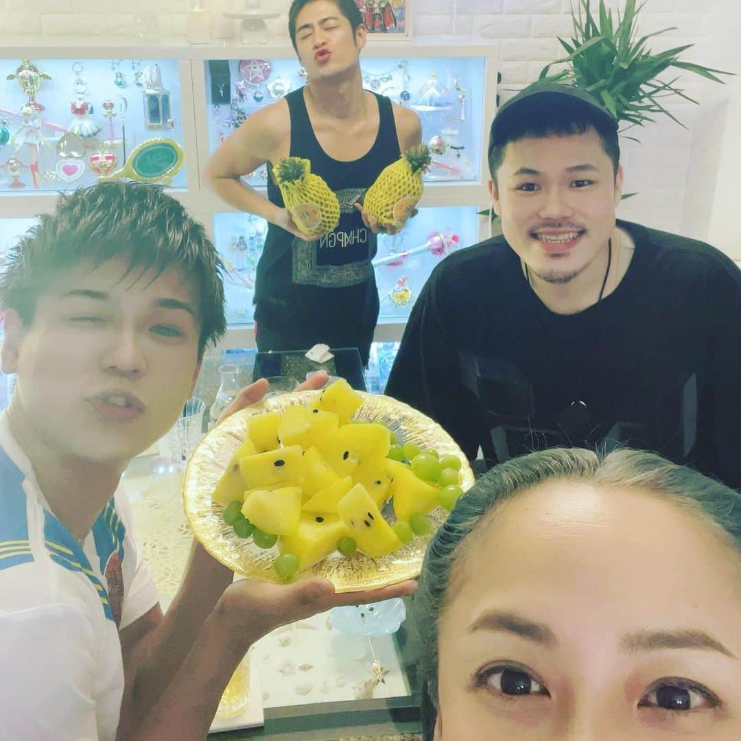 佐藤仁美さんのインスタグラム写真 - (佐藤仁美Instagram)「.  宴  うっかりインスタライヴ 観てくれて ありがとうございました  パンチの強いお友達 ふふふ  愉快な仲間たち ふふふ  焼き肉 おいすぃかったよ  また 観てね  #ホムパ #愉快すぎる仲間たち #焼き肉うまし #よく食べて #よく笑った #楽しかったよ  タグ付けできたかな💦」6月15日 12時04分 - sato.hitomi.19791010