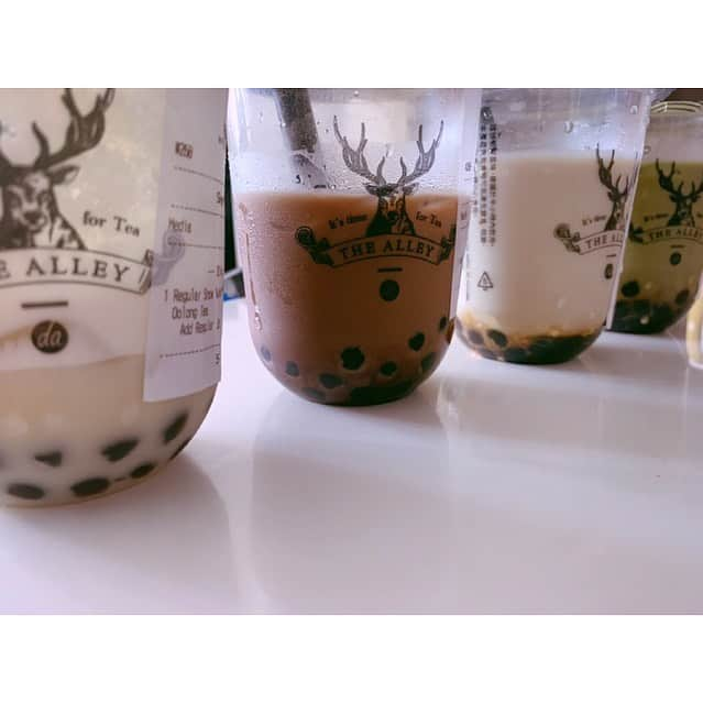 WE GO HAWAII ハワイへ行こう！のインスタグラム：「✨✨ The Alley🧋✨✨  手前から #snowvelvetpeachoolongtea with boba #cocoabrownsugar #cremebruleebrownsugardeeriocamilk #matchbrownsugardeerioca  飲みかけで失礼します😅  数か月前にアラモアナセンターに入ったジアレイさん🧋💛  この中で私が一番気に入ったのは手前の、チーズクリームが乗った烏龍茶でした😊🙌💛  #thealley #hawaii」