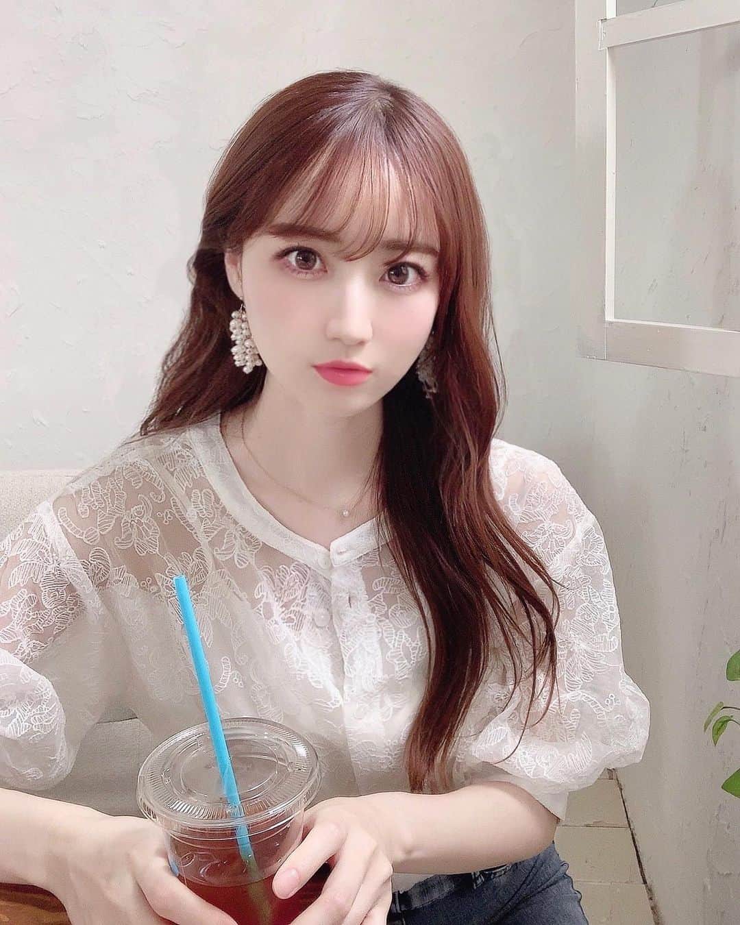 のインスタグラム：「撮影おわりにスタジオで カフェ風に撮れたしゃしん☕笑 ・ トップスは今日6/15発売の @miia_official の メルティブラウスだよ🦦 ・ 前後逆にも着れるし羽織にもできて優秀💓 ・ 今日だけ千円offクーポン配布してるみたいだよ🤭✨ ・ ・ ・ ・ ・ #miia #miiasnap #メルティブラウス #ミーア #レースブラウス #ゆる巻き #ゆる巻きロング #ロングヘア #撮影」