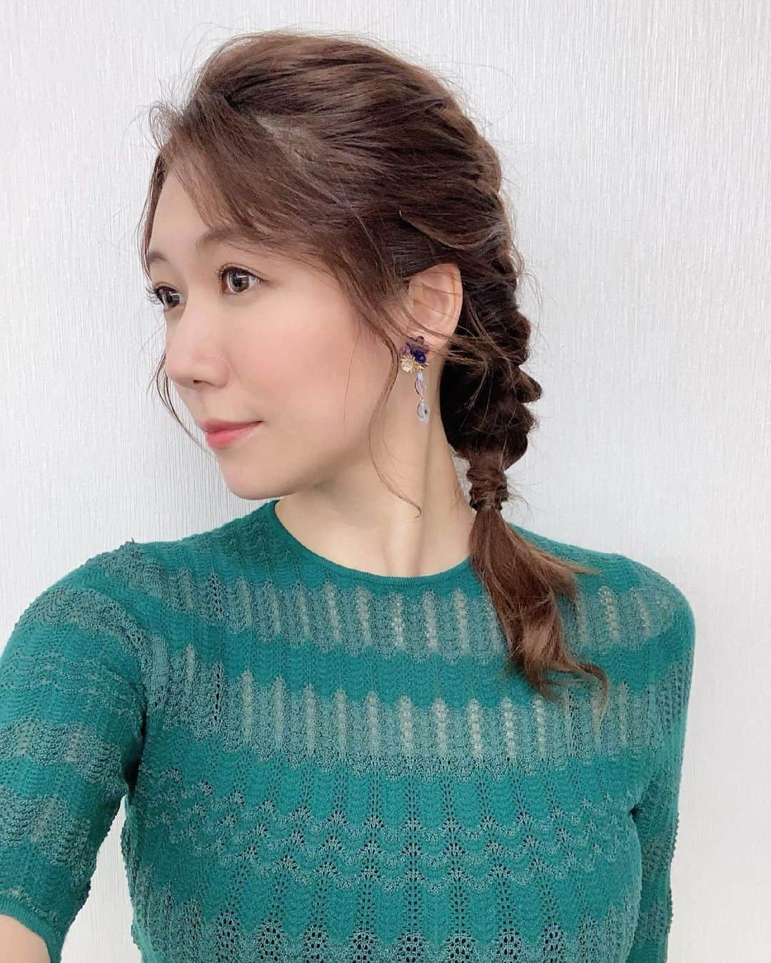 穂川果音さんのインスタグラム写真 - (穂川果音Instagram)「hair style  編み下ろしスタイルだよ〜 earrings→ @la_mimosa_accessori  #ヘアアレンジ　#ヘアスタイル　#編み下ろし　#イヤリング　#hairstyle #hairarrange #earrings #まとめ髪　#編み下ろしアレンジ 　#6月コーデ　#春コーデ　#梅雨コーデ」6月15日 12時40分 - hokawakanonn