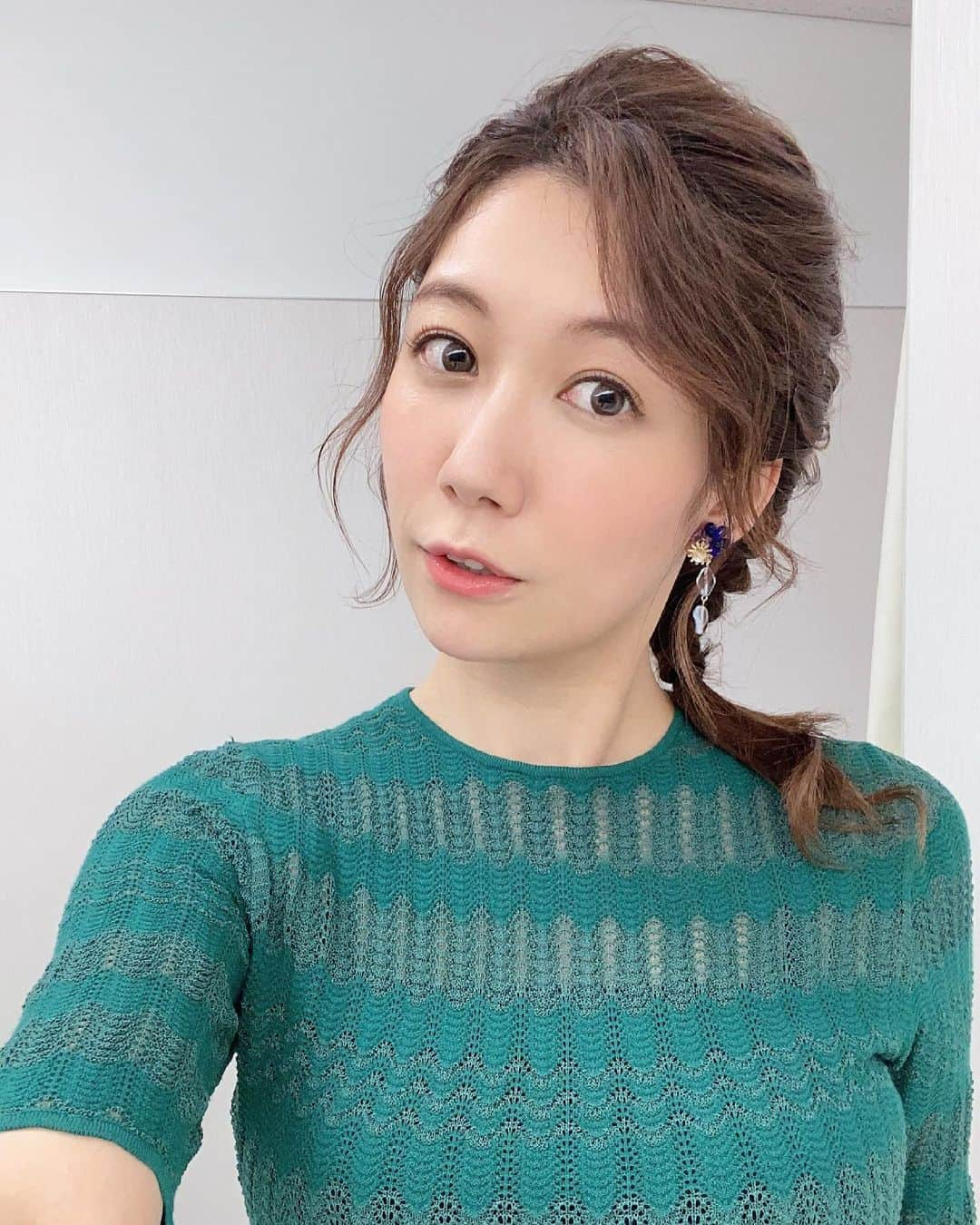 穂川果音さんのインスタグラム写真 - (穂川果音Instagram)「hair style  編み下ろしスタイルだよ〜 earrings→ @la_mimosa_accessori  #ヘアアレンジ　#ヘアスタイル　#編み下ろし　#イヤリング　#hairstyle #hairarrange #earrings #まとめ髪　#編み下ろしアレンジ 　#6月コーデ　#春コーデ　#梅雨コーデ」6月15日 12時40分 - hokawakanonn