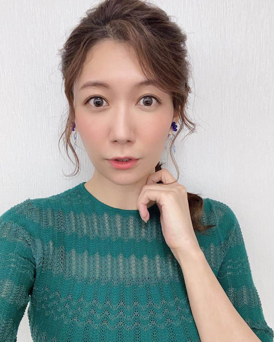 穂川果音さんのインスタグラム写真 - (穂川果音Instagram)「hair style  編み下ろしスタイルだよ〜 earrings→ @la_mimosa_accessori  #ヘアアレンジ　#ヘアスタイル　#編み下ろし　#イヤリング　#hairstyle #hairarrange #earrings #まとめ髪　#編み下ろしアレンジ 　#6月コーデ　#春コーデ　#梅雨コーデ」6月15日 12時40分 - hokawakanonn