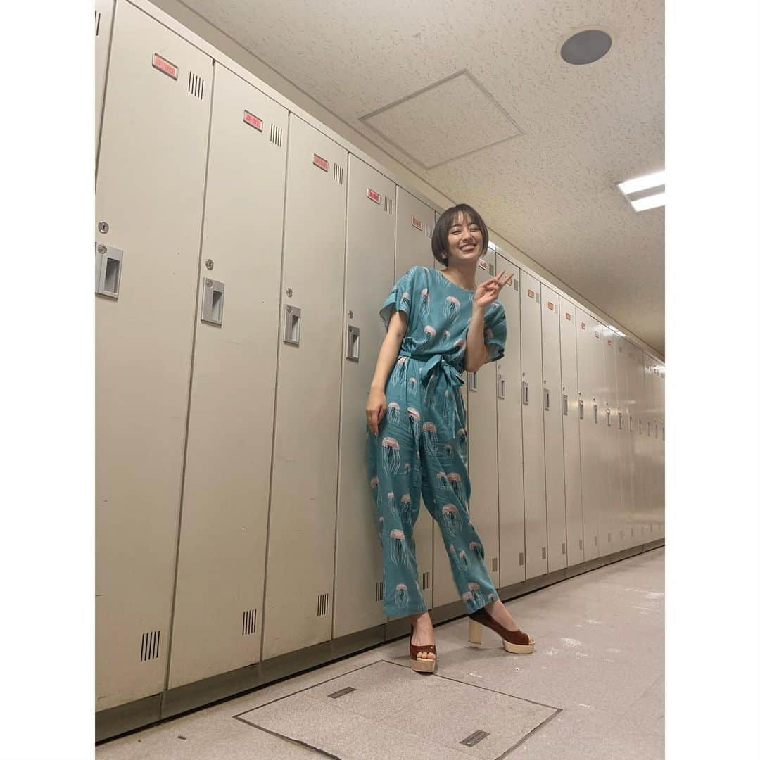 岡田結実さんのインスタグラム写真 - (岡田結実Instagram)「NHKでレギュラーでさせていただいてる　「BSコンシェルジュ」で着てるお衣装とNHK「首都圏情報ネタドリ」での最近の衣装だよ〜〜！！  私の好きなものをスタイリストさんが持ってきてくださった中から選ぶのだけど毎回すてちなの🥺🥺  途中にあるクラゲのオールインワンが私の頭もクラゲちっく㊙️  メイクも毎回違くて凄いんだぞ〜！！！  1-2枚目 オールインワン @mallowblue_official  イヤリング @canal4_offcial  靴 @dianashoespress  3-4枚目 クラゲオールインワン @marblesud_official  5-6枚目 シースルートップス @naus_2020  パンツ @elendeek  サンダル @randa_pic  7-8枚目 セットアップ、ブラウス @maisonspecial_woman  イヤリング @star_jewelry_girl  サンダル @dianashoespress  9-10枚目 サロペット　 @mallowblue_official  シャツ　　　 @hdxuly  サンダル　　 @dianashoespress  イヤカフ　　 @star_jewelry_girl」6月15日 12時55分 - okada_yui_official