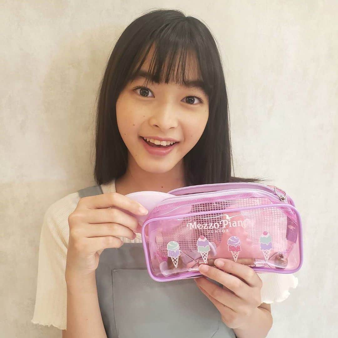 ニコ☆プチのインスタグラム：「メリイのふろくの使い方💫 小顔ローラーとか、意外とかさばるからいいね😳 . .  芽里衣は美容グッズを入れて使ってるよ！撮影の日の朝などに持ち歩いてるよ〜 クリアだから中身が見えて便利😊見た目も可愛い💕みんなは何を入れて使っているのかな？ . .  #ニコプチ #ニコプチふろく #プチモのふろくの使い方  #ニコプチふろくのある生活  #mezzopianojunior #メゾピアノジュニア #ふろく #滝口芽里衣」