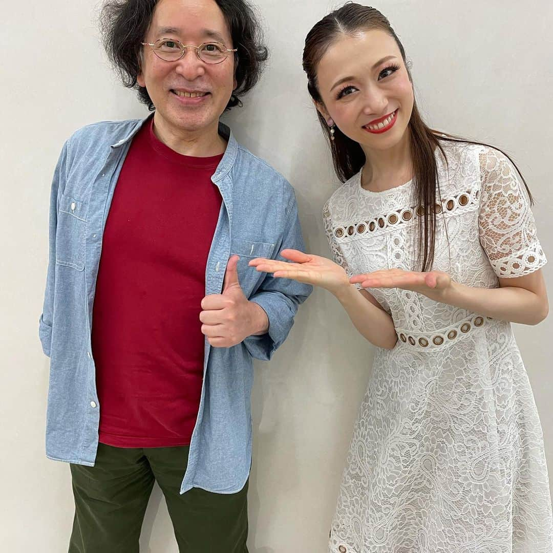 妃白ゆあさんのインスタグラム写真 - (妃白ゆあInstagram)「『Wings』の振り返りを少し☺️💓  翔君については当日の投稿で書いたので、今日は他の皆んなを☺️✨  ずっと星組で一緒だったれなちゃん #十碧れいや くん　長身脚長のスタイルは変わらず健在で、めちゃめちゃ綺麗なお姉さんになってて、稽古場でいつもつけてるピアスがお洒落で可愛いの😍✨ でもナンバー中になると急に格好良くなるから本当ズルいw✨そして今回の発見はれなちゃんは足も長いけど、指も長い！！『生きるみち』の指先の使い方にいつも見惚れてました😋💓  さおりちゃんこと #煌海ルイセ ちゃんは、退団後ちょこちょこ一緒させて貰うことがあって、でもこんなにガッツリ一緒だったのは初めて💓 さおちゃんは本当に明るくて心から素直すぎるめっちゃ良い子✨だから真っ直ぐな歌がめっちゃ似合う✨と思ってたら稽古終盤で、スパイダーがカッコいい色気のある歌になってて😭✨さおちゃんの歌で踊れたことがとっても楽しかった❤️  今回初めましてのまいあちゃんこと、#華妃まいあ ちゃんは本当純粋になんでも出来る子！！翔くんが好きって愛に溢れてて、キュンキュンしてる姿を遠巻きにみて、私もキュンキュンもらってました💓私のつけた何気ない振りを丁寧に素敵に踊ってくれていて嬉しかったなぁ✨  書き出したら止まらない！笑  音楽でお世話になった #竹内一宏 先生 皆んなを温かくまとめて下さり何より私たちらしさをとても尊重して下さったからこそ温かい音楽になったのではないかと思います✨  歌唱指導の #高津敦子 さん あっちゃんとは実は元々知り合いで、今回まさかこんな形で一緒にお仕事出来るなんて本当に嬉しかったし、昔より更に更にパワーアップしていて、本当に沢山の事を教えて貰いました🥺✨✨  そして、演出助手という形でずっとお手伝いしていてくれたMくん。初めてのことだらけで大変だったろうに私達が覚えられない立ち位置の番号も全て完璧にメモしてくれていて本当に感謝過ぎました😢  ゲストのせしるさん、あんりちゃん、ゆめくん、 皆さまそれぞれに本当に素晴らしくて、華やかさを添えて下さりデュエットのシーンはずっと袖で見入っておりました❤️  もう1週間たつなんで信じられません😂 本当に皆んな有難うございました😌🍀✨」6月15日 13時57分 - yua_hishiro