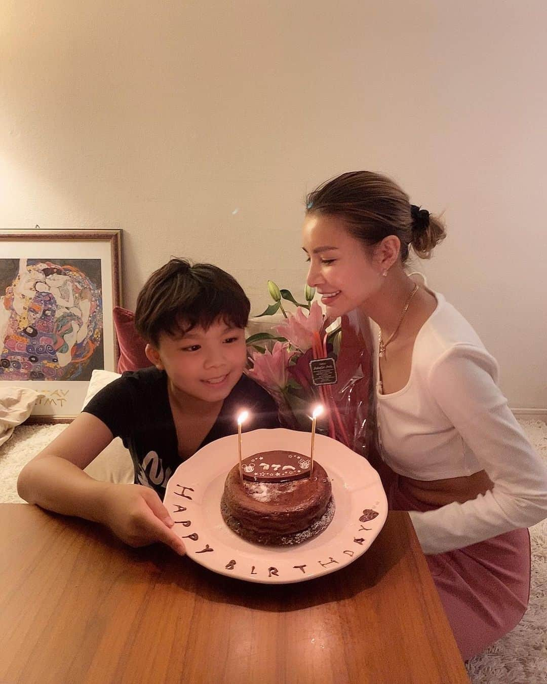 難波サキさんのインスタグラム写真 - (難波サキInstagram)「#幸せの極み 🎂💋💕 #手作りケーキ #初めでのサプライズ #いつまでちゅーしてくれるかな  #男の子ママ #シンママライフ #jさん_日記」6月15日 14時36分 - sakinanba