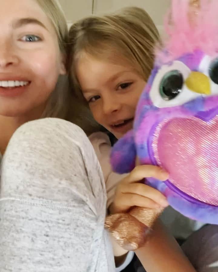 Alena Shishkovaのインスタグラム：「Мама дорогая... седьмой час утра в Москве 🙈🌝👌🏼」