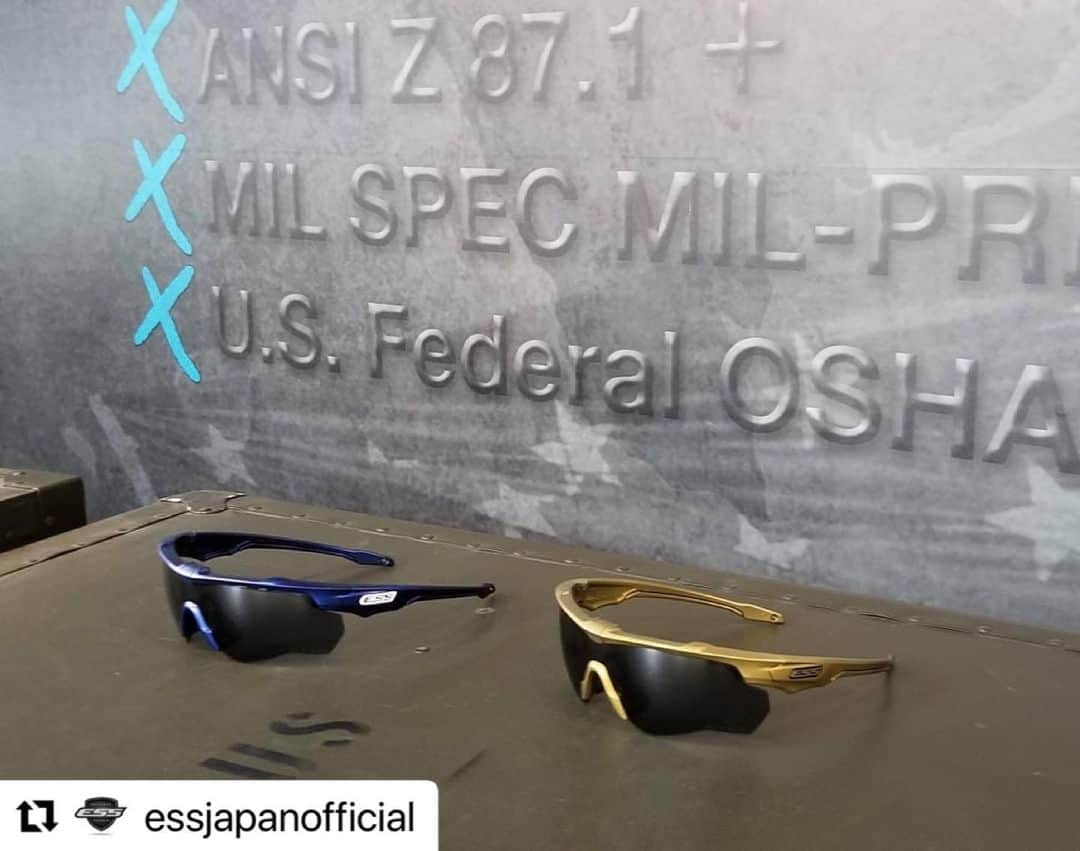 坂口佳穂さんのインスタグラム写真 - (坂口佳穂Instagram)「本日発売だそうです🕶✨  #Repost @essjapanofficial with @make_repost ・・・ 日本限定シリーズ CROSSBRADE NARO セラコート新色のフレームカラー発売開始！！  CROSSシリーズの中でも男女問わず日本人の顔に、よりフィットする事で好評のCROSSBLADE NAROモデルをベースに企画されたシリーズ。  輝度感が美しいメタリック調のフレームカラーになります。  ・スーパーソニック   価格￥24,200(税込)  ・ゴールド   価格￥24,200(税込)  @essmilitary  #essjapan #アイウェア  #バリスティックレンズ #眼鏡 #ミリタリー #ファッション #メタリック #ミルスペック #サングラス #クロスブレイド #セラコート #essサングラス #sunglasses #スポーツサングラス #essクロスブレイド #タクティカル #cerakote  BUILT FOR BATTLE. TOUGH FOR LIFE. OAKLEY ESS Military Government Division」6月15日 14時59分 - s_ka_ho