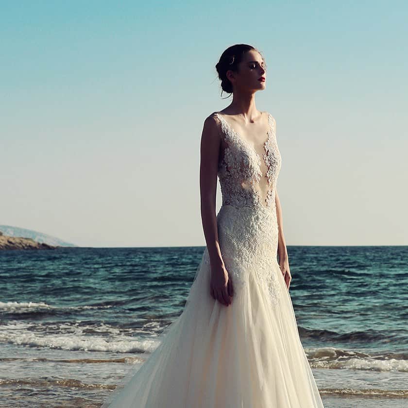 のインスタグラム：「【Costarellos / BR1748】 伝統的なクチュール技術と見事な カットワークから生まれるドレスは 身につけるだけでロマンティックな気分が高まる、フェミニンで優美なデザインが特徴です。  ギリシャの歴史と伝統を上品なボヘミアンスタイルと融合させた、シックでフレッシュなコレクション。  dress. @costarellosbridal / #BR1748  ドレスの素材や取り扱い店舗については、プロフィールのHPよりご確認ください🕊  #magnoliawhite  #weddingdress #costarellos #wedding #dress  #マグノリアホワイト  #プレ花嫁  #プレ花嫁準備  #ウェディングドレス  #ドレス試着  #インポートドレス  #ウエディングドレス  #花嫁準備  #花嫁  #前撮り  #フォトウエディング  #ドレス選び」