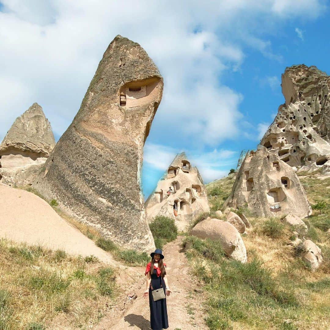 マキ・コニクソンさんのインスタグラム写真 - (マキ・コニクソンInstagram)「Merhaba from Sunny Kappadokia!! 🇹🇷 お天気が良いカッパドキアから コニクソン レポです！✍🏻  カッパドキアの中心地 ギョレメ(Göreme)の南4kmほどの所に 位置するウチヒサル(Uçhisar)は街の中央にそびえ立つ巨大な岩に造られたウチヒサル城がシンボルの街です！今回カッパドキアに来てウチヒサルから攻める事にしました！👍🏼  ウチヒサルからは絶景を眺めることができるピジョンバレー/鳩の谷(Pigeon Valley) があります！  こちらのピジョンバレーには、ウチヒサル 周辺の奇岩の谷の間に大量の鳩の巣があるのです。前から気になってたので鳩が住んでた洞窟の中に行ってみました！ 動画も撮ったよ！(写真5-7枚目) 洞窟の中はこうなってたんだね！🤔  魔除けの目”ナザール・ボンジュウ” が多く付いた木もカシャリ！(写真2枚目) お土産にお勧め！☝🏼  このポイントからの奇岩群は かなりの絶景です。👍🏼  私がキノコ岩🍄と呼んでるこの奇岩群は 1200万年もの間にあったカルデラの噴火から少しずつ雨と風に削られてこうゆう 形になったらしい。  1985年に世界遺産に 正式に任命されました！  カッパドキアは色々と勉強になる！✍🏻 まだまだ学ぶぞぃ！  #エアカッパドキア🇹🇷 #カッパドキアのおすそ分け🤙🏼 #気持ちだけでもトルコ🇹🇷 #コニクソン旅レポ✈️✍🏻  #一緒に女子旅しよっ！🧳」6月15日 15時24分 - makikonikson