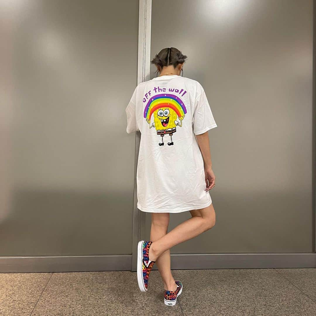 倖田來未さんのインスタグラム写真 - (倖田來未Instagram)「. 昨日のスタイリングー！ スポンジボブとvansのコラボTシャツ！きゃわいーーっ！！ vansのスローガン的な言葉。 「off the wall」 スポンジボブがレインボー掲げながらハッピーに言ってるのが、楽しく、型にハマらず行け！と言ってくれているみたいで買わずにはいられなかったやつ！笑  #rainbow #スポンジボブ #vans #fashion #styling #offthewall #kodakumi #倖田來未 #rainbow #happy」6月15日 15時38分 - kodakumi_official