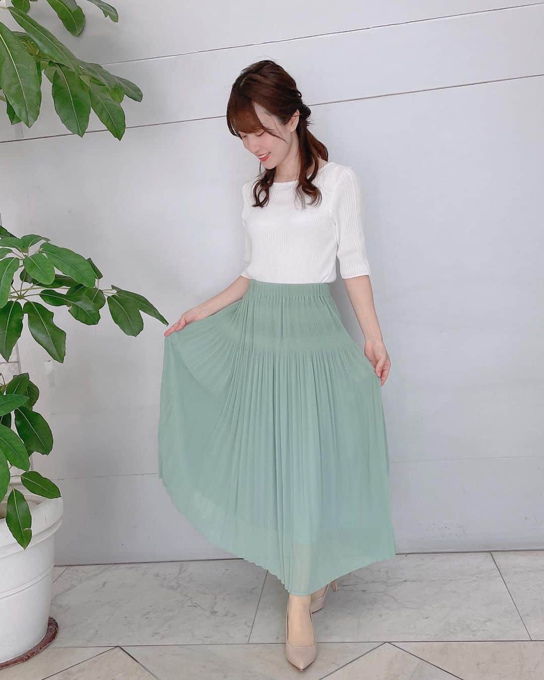 原直子さんのインスタグラム写真 - (原直子Instagram)「ホワイト×グリーン＝さわやか🌱✨  #elvencedeux  #グリーンスカート　 #低身長ファッション #ミニマムコーデ」6月15日 21時16分 - naoko_15_hara