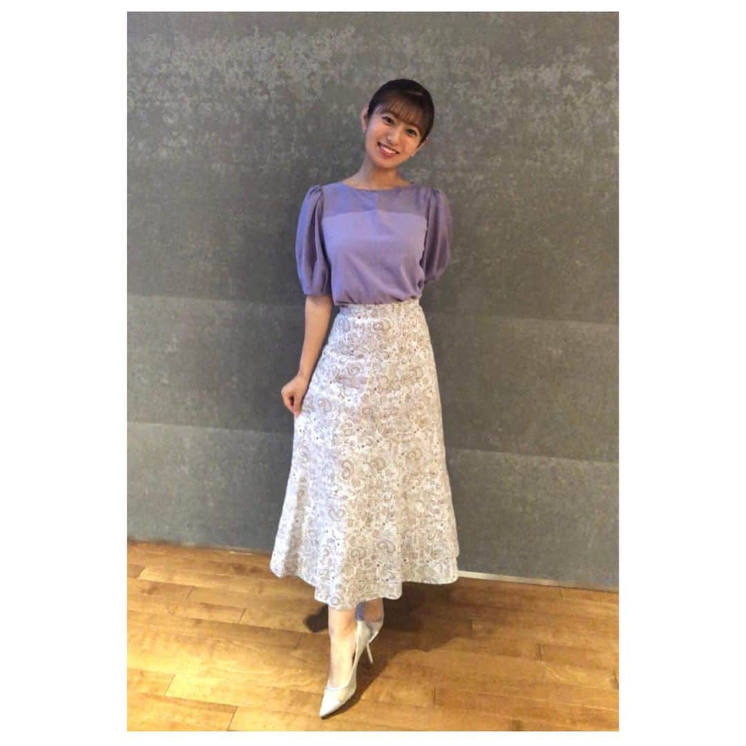 白戸ゆめのさんのインスタグラム写真 - (白戸ゆめのInstagram)「👗 . 《Mon》 tops&skirt: @lounie_jp  . 紫のトップスは 胸元の切り返しがかわいい💜 . 水色のペイズリー柄のスカートは 麻素材が混じっているので 履き心地最高だし ライン綺麗に見えるしおすすめです✨ . 斎藤さんがリハの時、横で 「きょうはえらいシュッとしてるなあ」と 褒めてくれました🤣🤣 着痩せ効果バツグンコーデでした🦋 . フィッシュボーンのヘアアレンジとも 雰囲気があってて🙆‍♀️ 3枚目はふざけました笑 . #衣装 #女子アナ #女子アナコーデ #キャスター #アナウンサー #コーデ #ootd #全身コーデ #lounie #ペイズリー #ヘアアレンジ #フィッシュボーン #撮影場所 #2階 #廊下 #初心にかえる  #画質悪い #ごめんなさい」6月15日 21時17分 - yumeno.s_