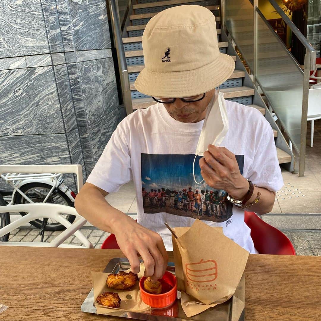 久保田利伸のインスタグラム：「専ら和食党の久保田ですが、たまにハンバーガーもいただきます🍔🤤  #久保田利伸  #ハンバーガー  #たまに食べたくなる  #たまになので  #ハンバーガーの正しい食べ方分からず #具材バラバラになってた😂 #久保田元気です🙆‍♀️」