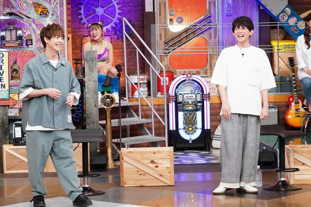 日本テレビ「ウチのガヤがすみません！」のインスタグラム：「今夜のゲストは… 有岡大貴さんと松丸亮吾さんです✨  有岡さん&松丸さんの名推理なるか🤔💭 💥ガヤ芸人の騙し合いバトル💥  🎓東大卒芸人を見破れ🎓 松丸さんが指摘する意外な東大生っぽい言動とは！？ さらに東大卒芸人の特技披露でスタジオ大爆笑🤣  🍴本物のポークビッツを見破れ🍴 有岡さんは大好物のポークビッツと 料理ガヤ芸人が作ったフェイクビッツを見破れるか😏  🕵🏻‍♂️プロが作った謎解きを見破れ🕵🏻‍♂️ 松丸さんだからわかるプロテクニックにスタジオ感動😳  🐈50万円超えのネコを見破れ🐈 ネコ好き芸人のプレゼンで推理します💡  さらに！ 三戸キャップが有岡さん&松丸さんの舞台を 「映画予告風」にPR🎬✨  今夜23:59スタート🤩  #ウチのガヤがすみません #ウチガヤ #有岡大貴 #松丸亮吾  #相席スタート #Everybody  #THEGREATESTHITS三戸キャップ #クロスバー直撃前野 #チョコレートプラネット #酎介らぶおじさん #ネイビーズアフロ #フワちゃん #らびっとビーチ」
