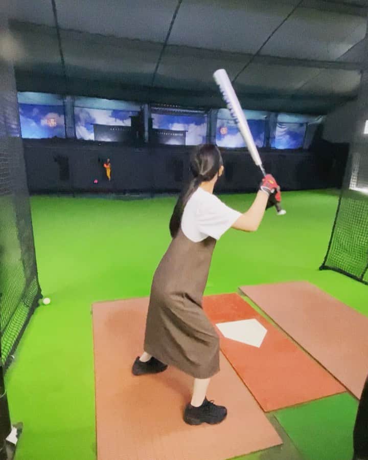 椿梨央のインスタグラム：「今週の日曜日試合なので バット振ってきました🔥🔥🔥 . . 120kはミートできるようになるけど 130kになると難しい🥺 練習あるのみ‼️ . 応援お願いします♪ 打てますように⚾️🔥 . . . #野球 #野球女子 #草野球 #天晴 #バッティングセンター  #椿梨央」