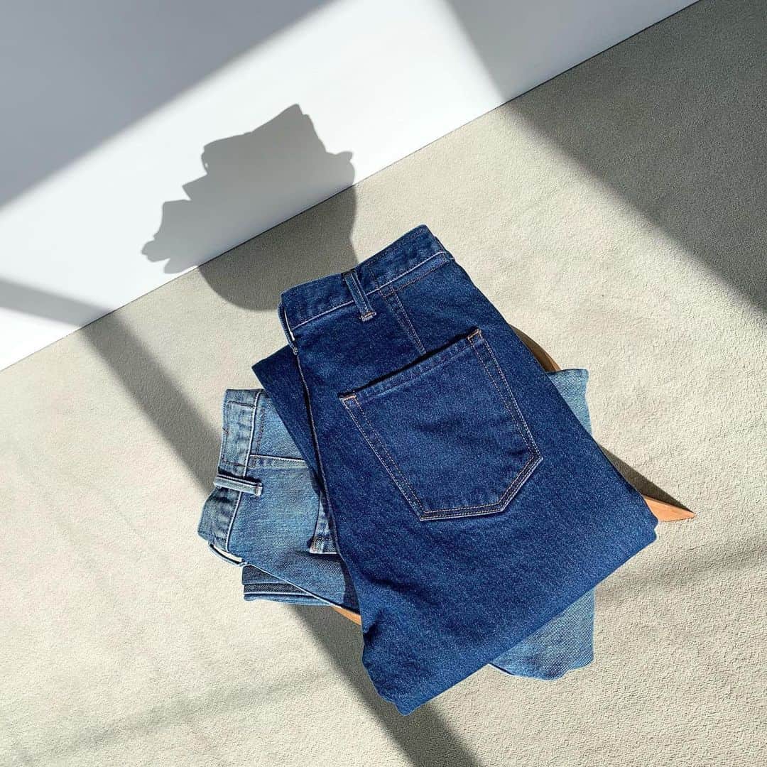Moname Official Instagramのインスタグラム：「. フラットな加工感のSlim Straight👖 ミッドブルーは珍しいカラーなので たくさんデニムをお持ちの方におすすめです✨ . Slim Straight No.41191006 col.MBL ￥15,600 . #moname #デニム #コーデ #モナーム #denim#Moname_code#jeans#デニム#ストレッチデニム#美脚#デニムコーデ# ジーンズ好き#デニムパンツ#デニム女子#フレンチカジュアル#ootd#大人カジュアルコーデ#シンプルコーデ #今日のコーデ#きれいめカジュアル#大人かわいい#大人カジュアル#大人キレイ#大人コーデ#大人シンプル#ストレート」