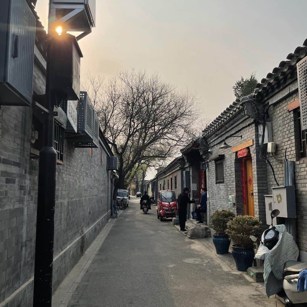 高陽子さんのインスタグラム写真 - (高陽子Instagram)「ただいまー！  初めて北京で2ヶ月ほど暮しました！  どうやらわたしの胃腸は、 すっかり日本モードになっていて 急性胃腸炎をしっかり頂戴しましたが、 毎日のご飯が美味しすぎて、 みなさんの優しさも感じながら、 現場の勢いや作品への熱量がとにかく刺激的で、 たくさん吸収し、学ぶことができました。  日本に戻り自宅隔離を経て、 脳スイッチを日本モードに切り替えて、 がんばりたいと思います。  よしっ！  #コロナに負けるな」6月15日 17時10分 - koh_yoko_official