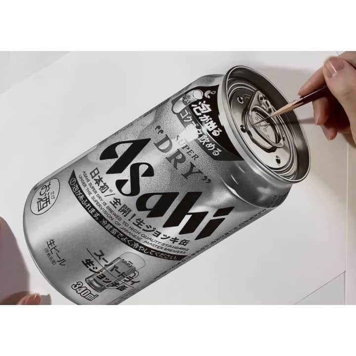 大森浩平のインスタグラム：「Pencil Drawing, new type of Japanese canned Beer like a Mug ! “asahi SUPER DRY” 鉛筆でスーパードライ生ジョッキ缶を描きました。  Uploaded a full video in YouTube. Link URL is in my profile. YouTubeにフルVer.をアップしました。 プロフィールのURLから！  #スーパードライ #生ジョッキ缶新発売 #生ジョッキ缶4月20日新発売 #体験生ジョッキ缶 #生ジョッキ缶 #pr #pencildrawing #drawing #hyperrealism #realism #illustration #metallic #artwork #sketch #dessin #art #スーパーリアリズム #イラスト #デッサン #スケッチ #アート #鉛筆画 #写実画 #鉛筆 #絵」