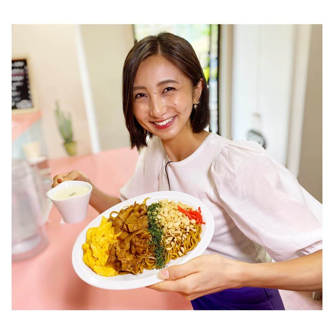 近藤夏子さんのインスタグラム写真 - (近藤夏子Instagram)「.   本日のNスタ特集コーナーでは 「進化系グルメ」を取材しました💛 この後18:15〜です❣️ 　 焼き芋サンドに亀戸やきそば👀 どちらも想像をひとつ超える美味しさ！そしてボリューミー！！！  焼き芋は濃厚でねっとりとろ旨💛 ふわふわの生クリームとの相性抜群！  亀戸やきそばはどこを食べても美味しく混ぜても美味しい！ ご夫婦の愛を感じる一皿でした🥰 　 　 美味しかった〜楽しかった〜なロケでした❣️ 　 これはリピートしちゃうなあ🤍 　 　 #Nスタ #進化系グルメ #焼き芋サンド #芋やす #亀戸やきそば  #ごちそうさまでした #美しきたまご写真もね💛 #お店で美味して真似して #家に帰ってヴィシソワーズ作りました」6月15日 17時49分 - kondokako0804