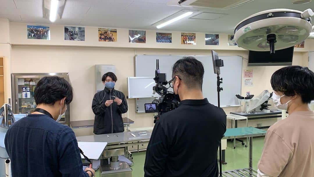 大阪ECO動物海洋専門学校のインスタグラム：「【オンライン学園祭用】 動画をつくるにあたり、撮影や編集のポイントについてレクチャー動画を先生方にご協力いただき作成しました🎥✨ 1年生は今後の参考になりますので、必要であれば繰り返し視聴してくださいね☺️♪  ※詳しくはホームルームにてお伝えします。  #オンライン学園祭 #大阪eco #大阪eco動物海洋専門学校 #動物 #専門学校 #動物飼育 #動物園 #水族館 #飼育員 #ドルフィントレーナー #アクアリスト #動物看護師 #トリマー #ドッグトレーナー #トリミング #犬 #animal #dog」