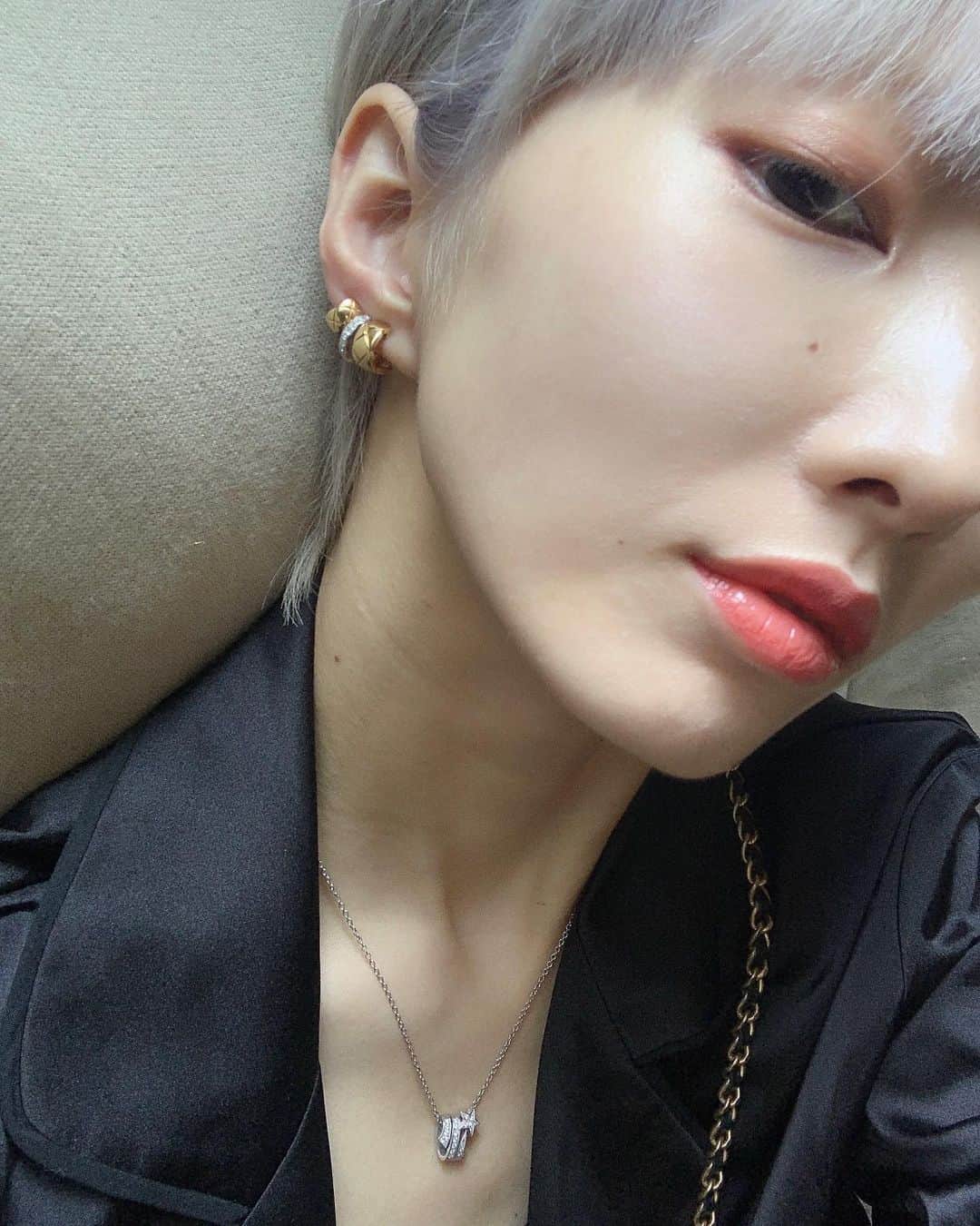飯島望未のインスタグラム：「Today’s makeup and my everyday jewelry.    Eyeshadow from @chanel.beauty SS21 collection LES BEIGES TENDER Lip SS21 collection ROUGE COCO FLASH #162  Earring: coco crush collection and necklace comète collection @chanelofficial   アイシャドウ CHANELSS21コレクション:  レ ベージュ パレット ルガール(テンダー) リップ CHANELSS21 ルージュココフラッシュ 162番  イヤリング:ココクラッシュ ネックレス: コメットコレクション @chanelofficial」
