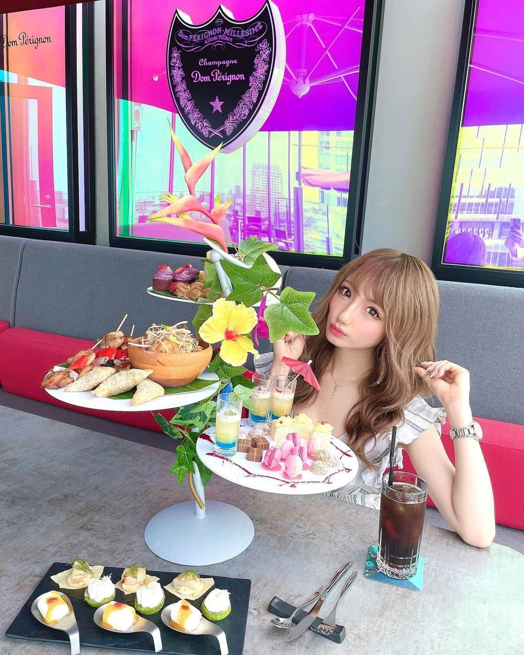 まゆぴちゅーさんのインスタグラム写真 - (まゆぴちゅーInstagram)「CE LA VI TOKYO🌺Resort Afternoon  Tea♡  渋谷で海外気分が味わえる、 大好きなセラヴィ\( ˆoˆ )/❤️❤️❤️  ここの夏のアフタヌーンティーが映え映えすぎ🥺🌴  celaviでは6月から毎月、海外リゾート地を テーマにしたアフタヌーンティーが楽しめるの🍹  6月はバリ🌺！！ めっちゃ可愛くない？？🥰🥰🥰映え。  バリは6月中の期間限定で、 7月はまた違うリゾート地になるみたい だから、ぜひチェックしてみてね✔🌈💓 . . . #セラヴィ #celavitokyo #celavi #セラヴィ東京  #アフタヌーンティー #アフタヌーンティー巡り  #リゾートコーデ #リゾートファッション  #アフタヌーンティー部 #インスタ映えスイーツ  #インスタ映えスポット #ルーフトップバー  #テラス席 #テラス席があるお店 #カフェ巡り #渋谷カフェ #渋谷カフェ巡り #東京カフェ #東京カフェ巡り #東京カフェ部 #夏ネイル」6月15日 17時53分 - mayu_03pichu