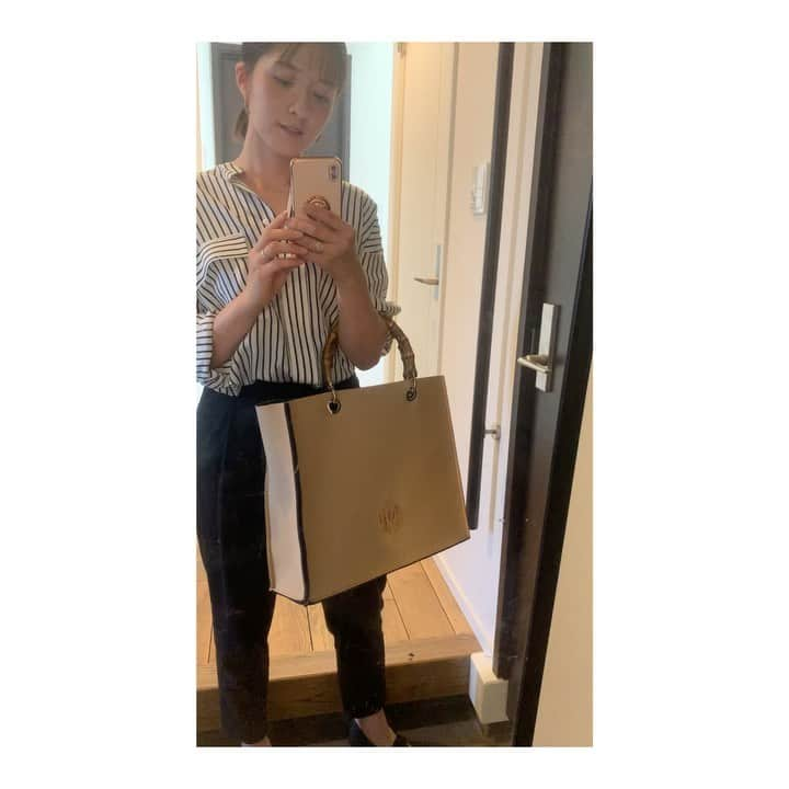 松木里菜のインスタグラム：「.｡･*. お昼に長女の習い事の面談がありました。。 ✌︎  資料などもらう可能性があるので大きいバッグで👜  ストライプシャツはお気に入り @loin.styles  同じ柄のワンピもさいっこーに可愛いですよ😍 しかもシルクなのにお家の洗濯機のドライモードで洗えるところがポイント高い‼️😳💕 #面談 #シルクのシャツ　 #大きいバッグ @savemybag_japan  #ママコーデ　  それにしてもフィルム鏡 傷だらけ😣💦」