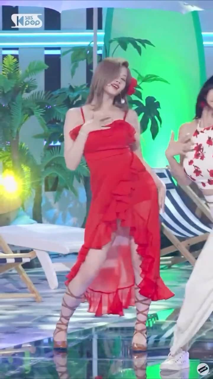 サナのインスタグラム：「210613 ♪  SBS Inkigayo SANA Fancam  — : 🐿  ♩ #twice #트와이스 #トゥワイス #sana #sanaminatozaki #minatozakisana #사나 #jyp #tasteoflove #alcoholfree #nosananolife #yesiamsana #kpop」