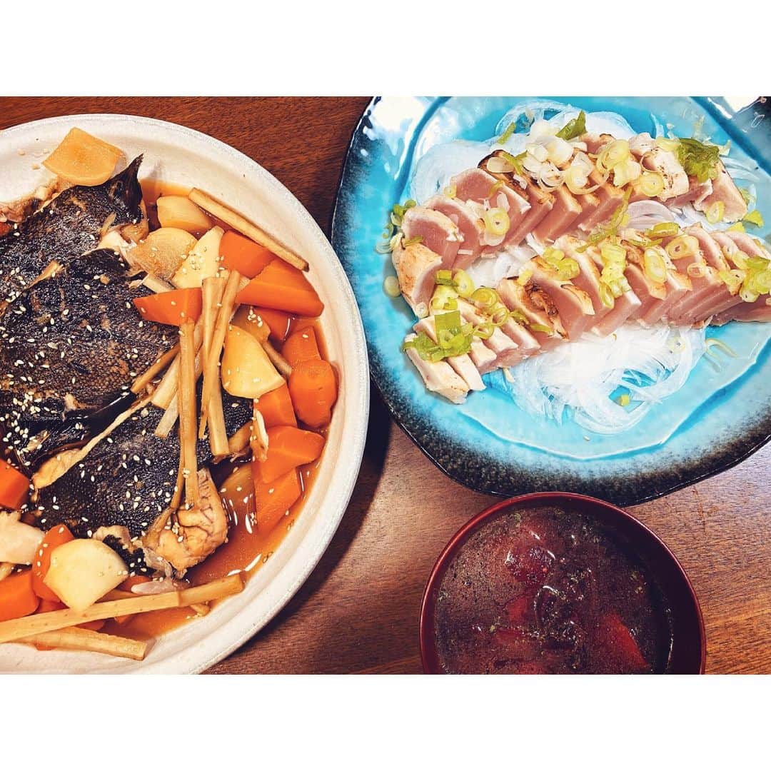 のインスタグラム：「今日の夜ご飯😊✨ 野菜を沢山取って明日の練習も 頑張ります😊🔥 ・ ♡カレイの煮付け ♡ビーツのコンソメスープ ♡鶏のたたき ・ #らでぃっしゅぼーや #夜ご飯 #野菜」
