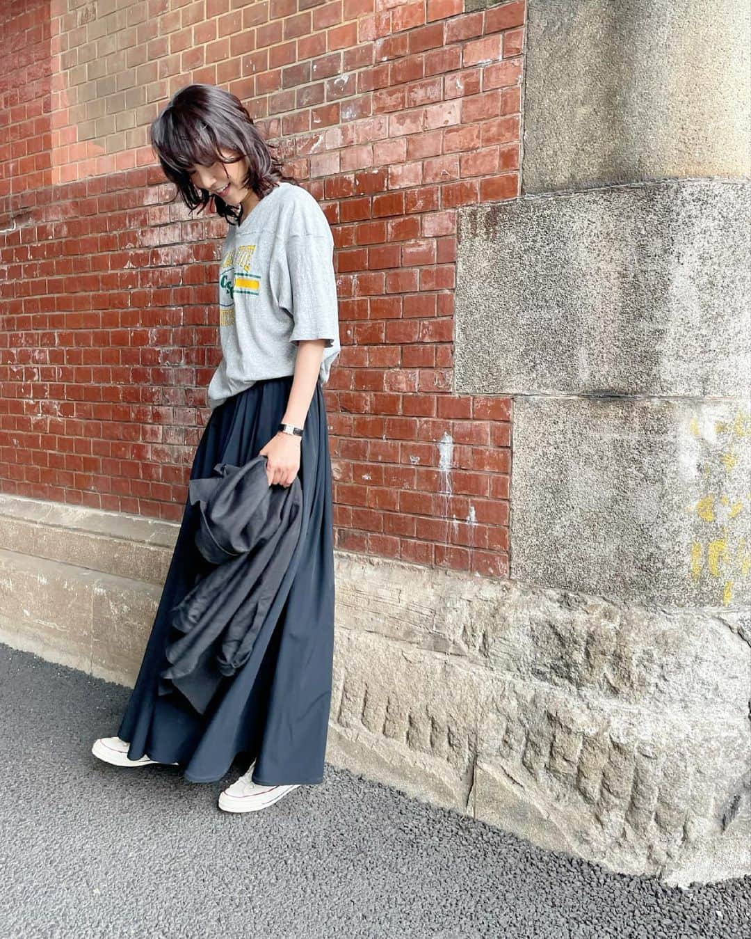 ナオさんのインスタグラム写真 - (ナオInstagram)「私服😊  @hereiam.official のロングスカートに古着のTシャツを合わせてみました^ ^  このスカート、撥水加工でUVカット！ 梅雨時にも着れて嬉しいな❤️  Photo @kazuo_onodera  #thankyou  #私服 #シンプル服 #シンプルコーデ #晴れて嬉しい」6月15日 18時42分 - nao_nao310