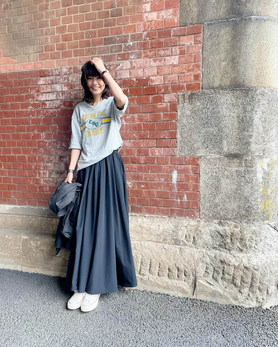ナオのインスタグラム：「私服😊  @hereiam.official のロングスカートに古着のTシャツを合わせてみました^ ^  このスカート、撥水加工でUVカット！ 梅雨時にも着れて嬉しいな❤️  Photo @kazuo_onodera  #thankyou  #私服 #シンプル服 #シンプルコーデ #晴れて嬉しい」