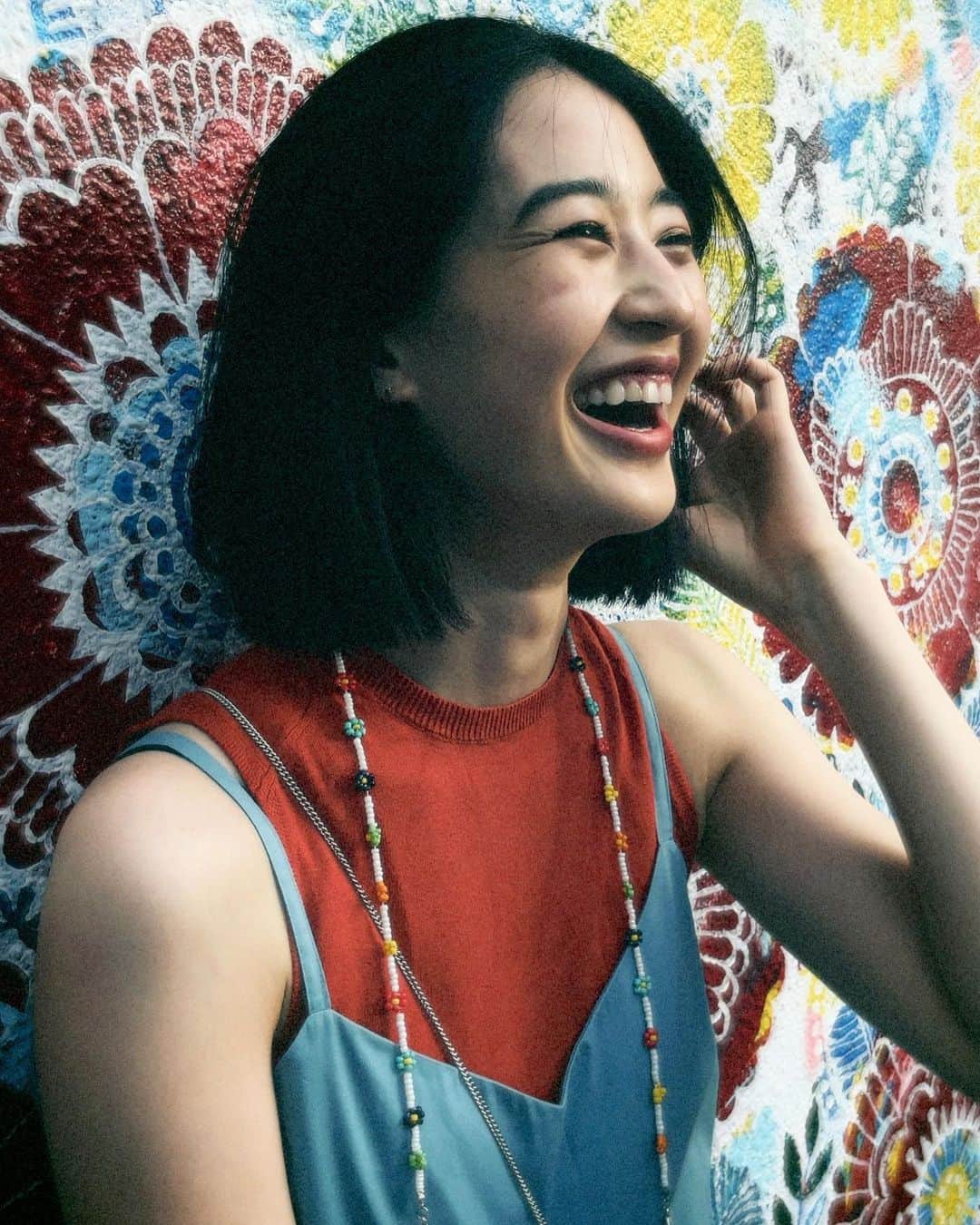 青野楓のインスタグラム：「目尻に笑い皺ができるけど幸せな証拠かな！ということでまあいいや✌️  赤✖️ブルーすきです❤️💙  #kaede626style #ファッション#コーデ#fashion#ootd#outfit」
