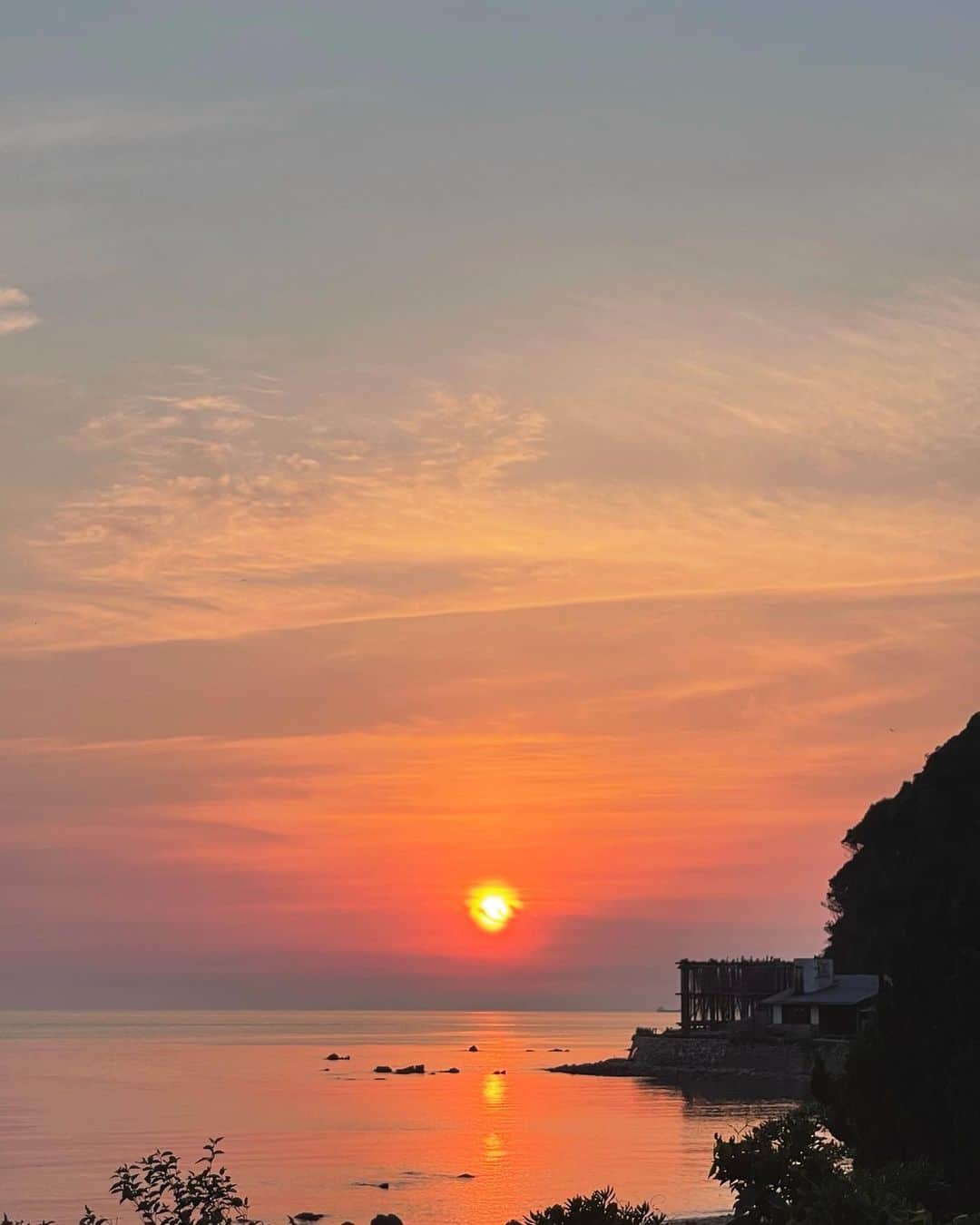 わちみなみのインスタグラム：「☺︎ 夏の夕焼け、だいすき😊  地元の福岡もだけど、 湿度のある土地が好きだなぁ  ドーンと華やかなサンセットも綺麗だけど こういうこじんまりした感じもすてき。。 島や岩、潮目が綺麗✨  #好きなもの　#夕焼け #サンセット」