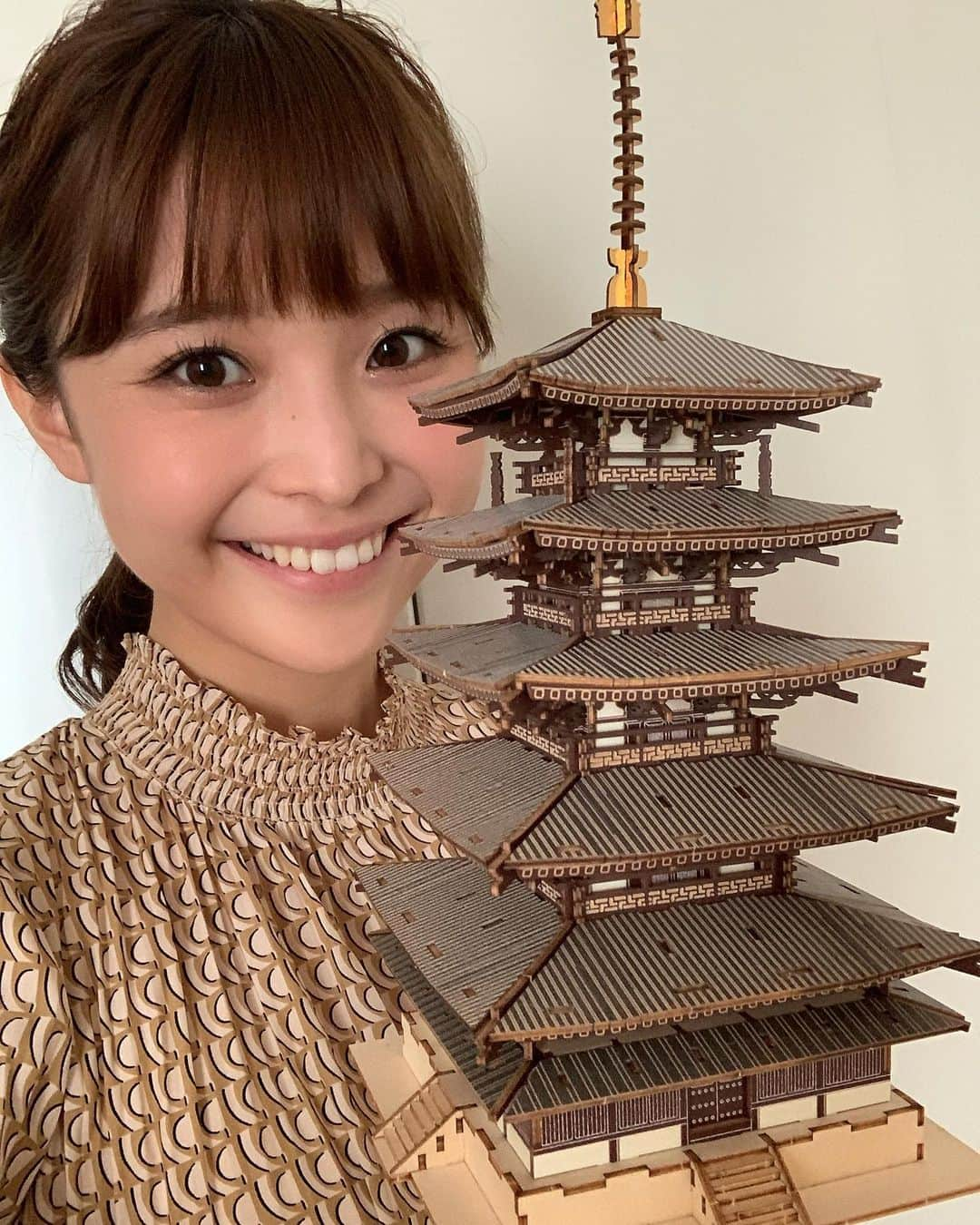 渡邊渚さんのインスタグラム写真 - (渡邊渚Instagram)「おやすみの日は趣味の模型作りをして、お昼寝をして、漫画を読んで...と専らインドアな過ごし方。  手に持ってるのは、最近作った木組の五重塔。 糊を使わずに木を組んで作っていくのは初めてで、力加減がわからず... 一番上の相輪の部分を2度も折ってしまってちょっと曲がってしまいましたが、 製作時間7時間で完成！ 木のいい香りに癒されます！  #おうち時間 #建築模型#模型#木組み#五重塔 #模型女子」6月15日 18時55分 - watanabenagisa_