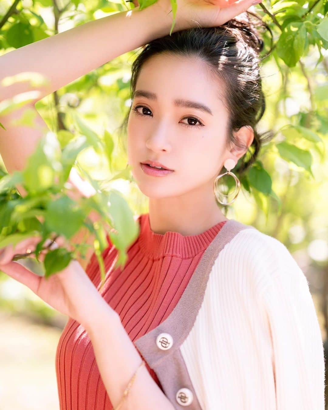 太田麻美のインスタグラム：「美容day🕊 @sbeautyclinic さんでお肌のメンテナンスをしてきました✨ 初めてのアクセントウルトラV＋レブライト✨ アクセントウルトラVは、直後からかなりリフトアップしたのがわかり驚きました✨2週間後くらいに更に効果が出るそうなので楽しみです😊 紫外線を沢山浴びる時期なので、 レブライトでシミ対策✨ 引き続きお肌のメンテナンスしていきます✨✨  @dr.y.yumi 先生 有り難うございました❣️  #sbeautyclinic #beautyclinic #shibuya  #エスビューティークリニック #レーザートーニング #肌ケア #肌メンテナンス #美容 #美容day #美肌ケア #美肌 #美容クリニック」