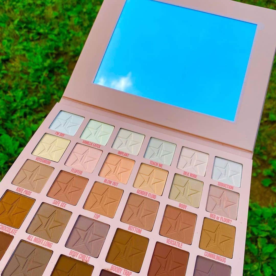 松田ようこのインスタグラム：「. . . . I USE THIS PALETTE IN  ALLLLLL OF MY LOOKS!  @jeffreestar  大好きなジェフリーコスメ 代々木公園お散歩仲間のお友達に プレゼントしたから 青空の下でSwatchした」