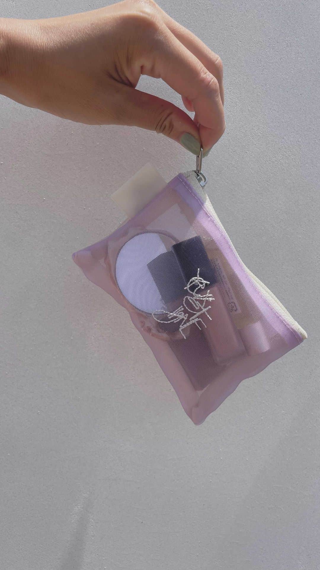 のインスタグラム：「@mitoma.onlinesalon 限定ポーチ。 バッグにも入る、前回よりちっちゃめサイズです。 刺繍はオンラインサロンブランド名 ”Yeux et ligne”が入っています。」