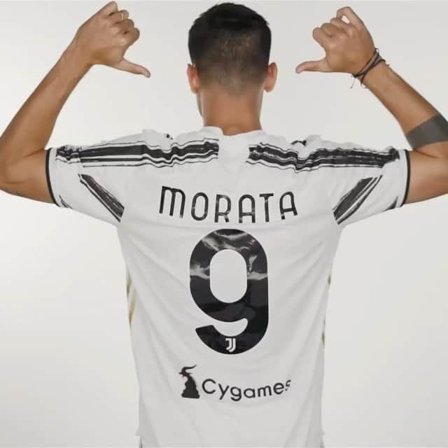 アルバロ・モラタのインスタグラム：「🤍🖤」