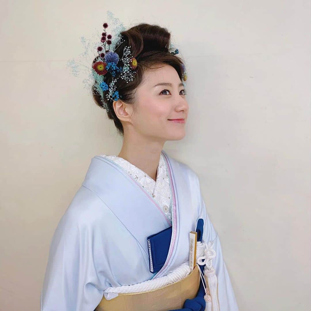 高田里穂さんのインスタグラム写真 - (高田里穂Instagram)「本日6/15発売の雑誌『日本の結婚式』No.34 様々な和装衣裳を、身に纏わせてもらいました。  結婚式というと ウエディングドレスを思い浮かべがちだけど 花嫁和装だけでも、白無垢や色打掛など、いろんな選択肢があるんだなぁと。。  衣裳に合わせて毎回違ったヘアも体験させてもらって とても楽しかったです🥺💐  #日本の結婚式　#和装 #白無垢」6月15日 21時21分 - riho__takada